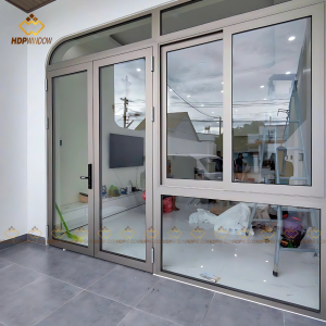 Mẫu cửa nhôm Xingfa 2 cánh Class A màu sữa Anodized lắp cho lối đi.