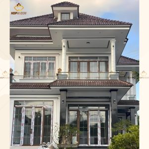 Hệ cửa nhôm Xingfa 4 cánh Class A lắp đặt cho mặt tiền biệt thự sang trọng.