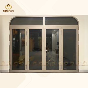 Mẫu cửa nhôm Xingfa 4 cánh Class A có ô cố định uốn cong nghệ thuật.