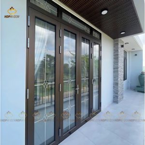 Mẫu cửa nhôm Xingfa 4 cánh Class A có nan hoa trang trí bên trong kính hộp.