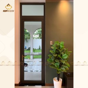 Hệ cửa nhôm Maxpro 1 cánh và ô cố định làm cửa đi.