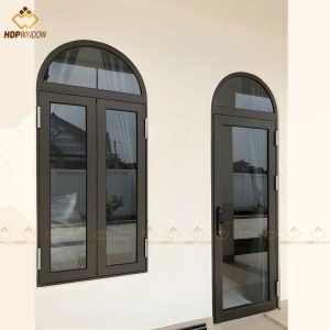 Mẫu cửa nhôm Maxpro 1 cánh có ô cố định hình vòm cung.
