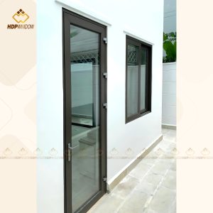 Mẫu cửa nhôm Maxpro 1 cánh lắp cho lối ra ban công, chịu được thời tiết khắc nghiệt.