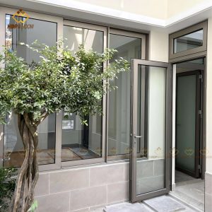 Mẫu cửa nhôm Maxpro 1 cánh làm lối đi phụ từ nhà ra sân vườn.