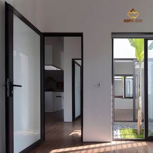 Mẫu cửa nhôm Xingfa 1 cánh Class A sử dụng kính mờ, đảm bảo sự riêng tư.