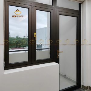 Mẫu cửa nhôm Xingfa 1 cánh Class A lắp đặt cho lối ra ban công, chịu được thời tiết khắc nghiệt.