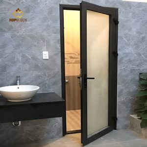 Mẫu cửa nhôm Xingfa 1 cánh Class A màu nâu, kính mờ, lắp đặt cho phòng tắm.