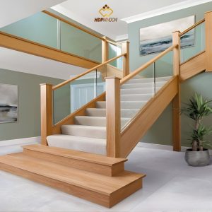 Một góc nhìn khác về cầu thang kính tay vịn gỗ sồi mộc mạc.