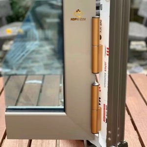 Minh họa bản lề âm cao cấp, giúp giấu hoàn toàn phần bản lề của cửa nhôm Maxpro.