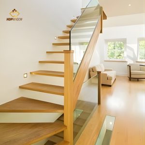 Minh họa mẫu cầu thang kính sử dụng tay vịn làm từ Gỗ Sồi Nga.