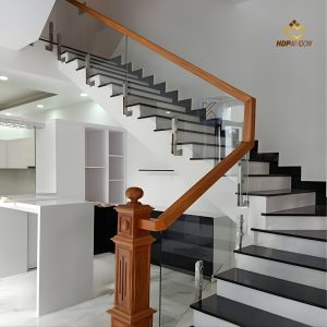 Minh họa mẫu cầu thang kính tay vịn gỗ sử dụng trụ gỗ lớn (trụ cái).