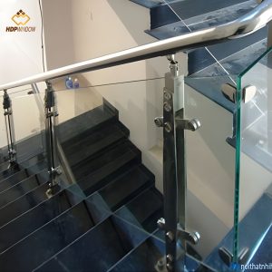 Minh họa bề mặt Inox bóng gương cho tay vịn và trụ cầu thang kính.