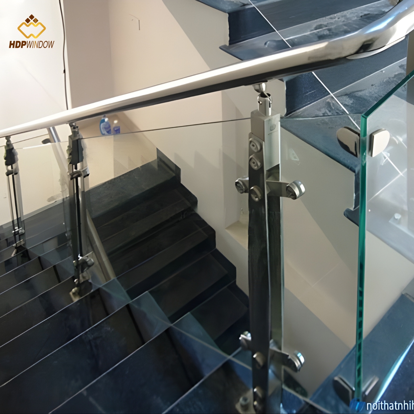 Minh họa bề mặt Inox bóng gương cho tay vịn và trụ cầu thang kính.
