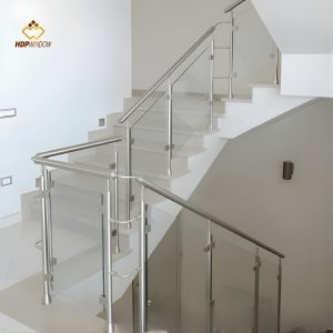 Minh họa mẫu cầu thang kính tay vịn inox sử dụng hệ thống trụ dài (cao 850mm).