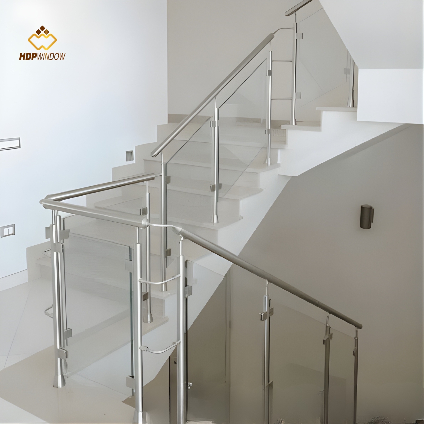 Minh họa mẫu cầu thang kính tay vịn inox sử dụng hệ thống trụ dài (cao 850mm).