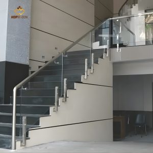 Minh họa mẫu cầu thang kính tay vịn inox sử dụng hệ thống trụ ngắn (trụ lửng).