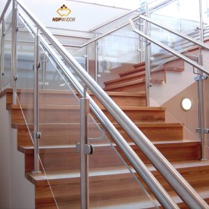 Minh họa bề mặt Inox xước mờ cho tay vịn và trụ cầu thang kính.