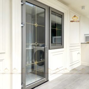 Minh họa cửa nhôm Maxpro 1 cánh có nan trang trí bên trong kính hộp.