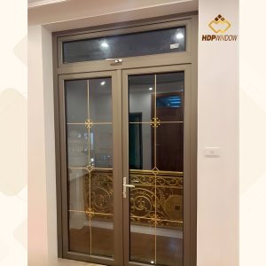 Minh họa cửa nhôm Xingfa 1 cánh Class A có nan hoa trang trí bên trong kính hộp, mang lại vẻ đẹp tân cổ điển.