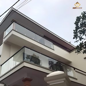 Minh họa mẫu lan can kính tay vịn gỗ sử dụng kết cấu không trụ, bắt pad inox 304.