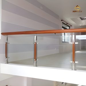 Minh họa mẫu lan can kính sử dụng tay vịn làm từ Gỗ Gõ Đỏ.