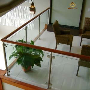 Minh họa mẫu lan can kính sử dụng tay vịn làm từ Gỗ Lim Nam Phi cao cấp.