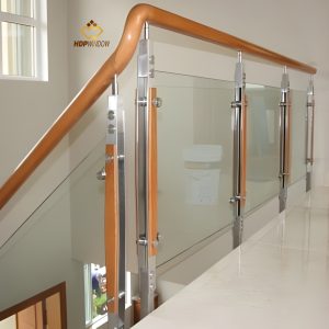 Minh họa mẫu lan can kính sử dụng tay vịn làm từ Gỗ Sồi (Nga/Mỹ).