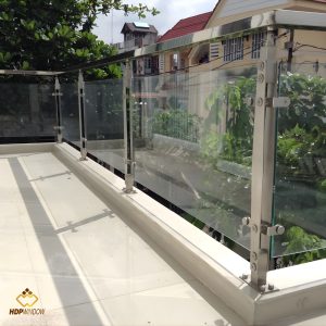 Minh họa mẫu lan can kính ban công sử dụng hệ thống trụ dài bằng inox 304 cao cấp.