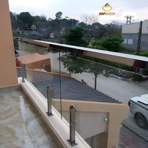 Minh họa mẫu lan can kính ban công sử dụng hệ thống trụ ngắn (trụ lửng) bắt hông.
