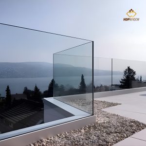 Minh họa lan can kính sân thượng sử dụng kết cấu U âm sàn, giấu hoàn toàn phần đế kính.