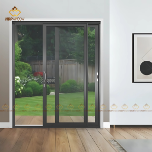 Mẫu cửa đi mở lùa 2 cánh Xingfa Class A làm lối đi ra sân vườn.