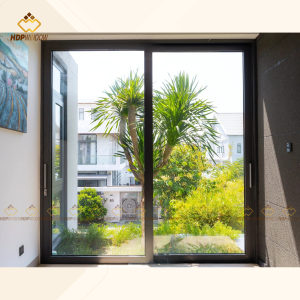 Mẫu cửa đi mở lùa 2 cánh Xingfa Class A tạo tầm nhìn rộng thoáng ra sân vườn.